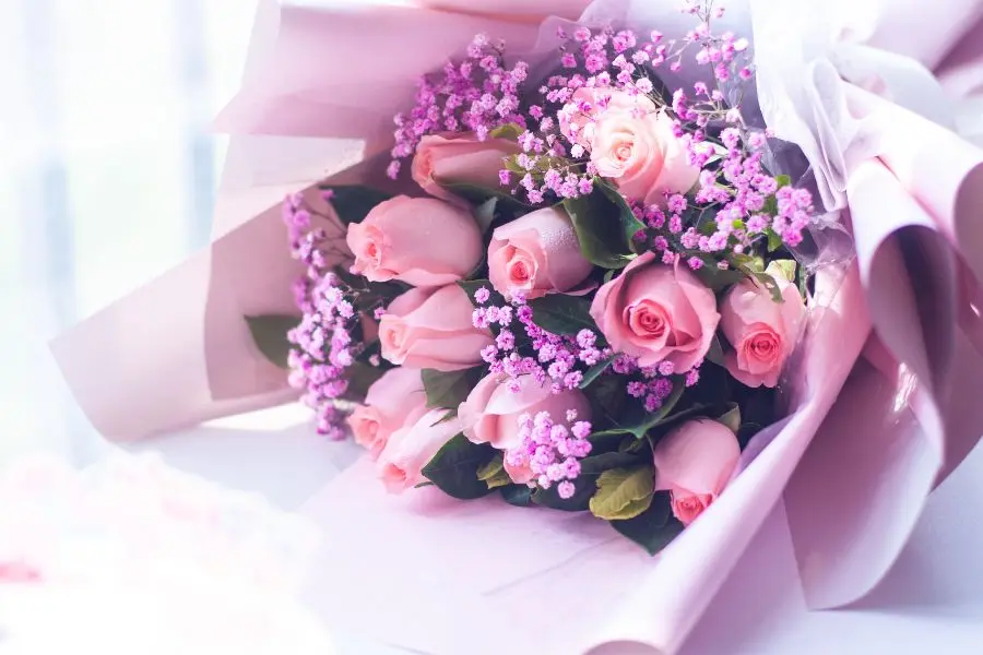 Hoa hồng đại diện cho tình yêu thủy chung, nồng nàn.