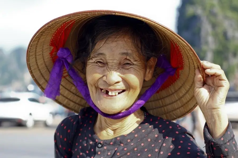 Dù cực nhọc vất vả nhưng cụ cười tươi rõ vẫn luôn nở trên môi.
