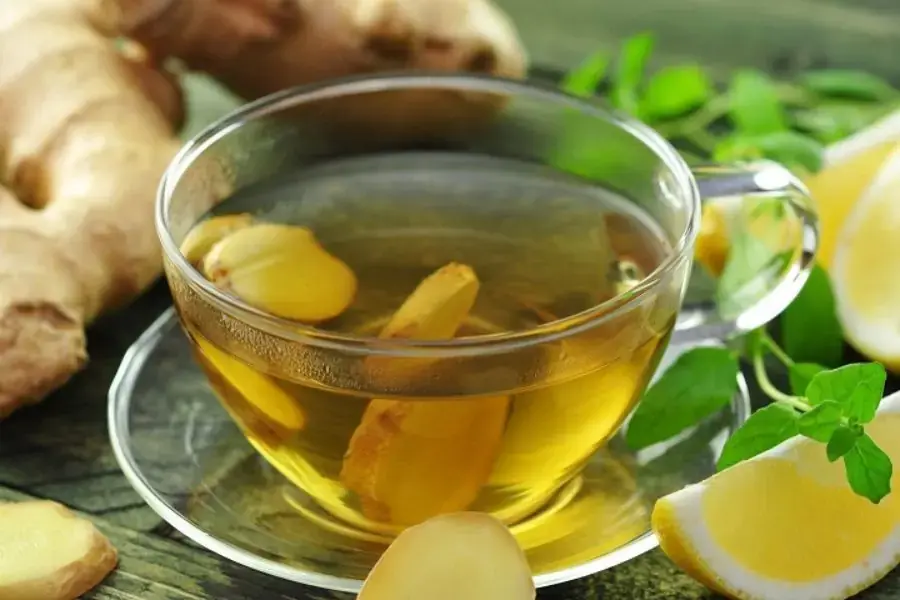 Nước trà gừng ấm bụng, giúp đốt cháy mỡ bụng hiệu quả.
