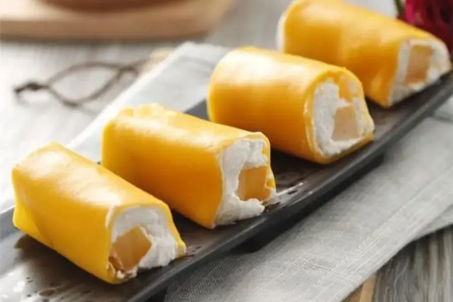 Crepe sầu riêng được nhiều người yêu thích vì hương vị đặc biệt của nó