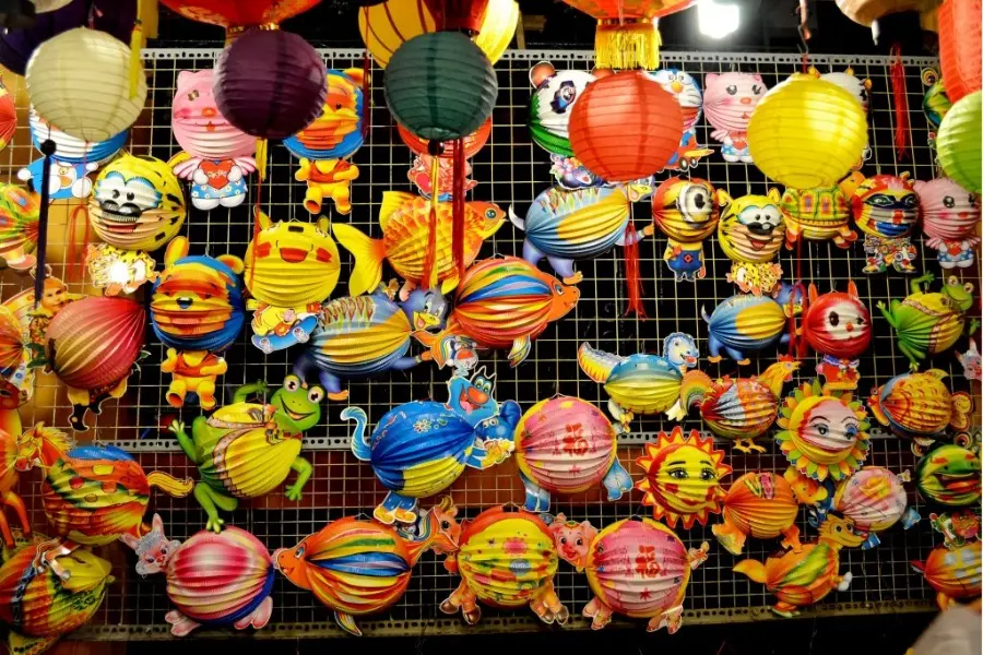 Lồng đèn giấy xếp có thiết kế nhiều nếp gấp, dễ mở, dễ mang theo và tạo hình đa dạng cho đêm Trung Thu.