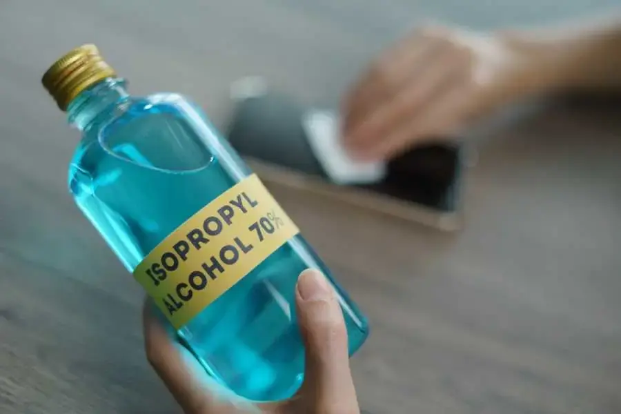 Vệ sinh màn hình điện thoại bằng cồn isopropyl (nguồn: Shutterstock.com)