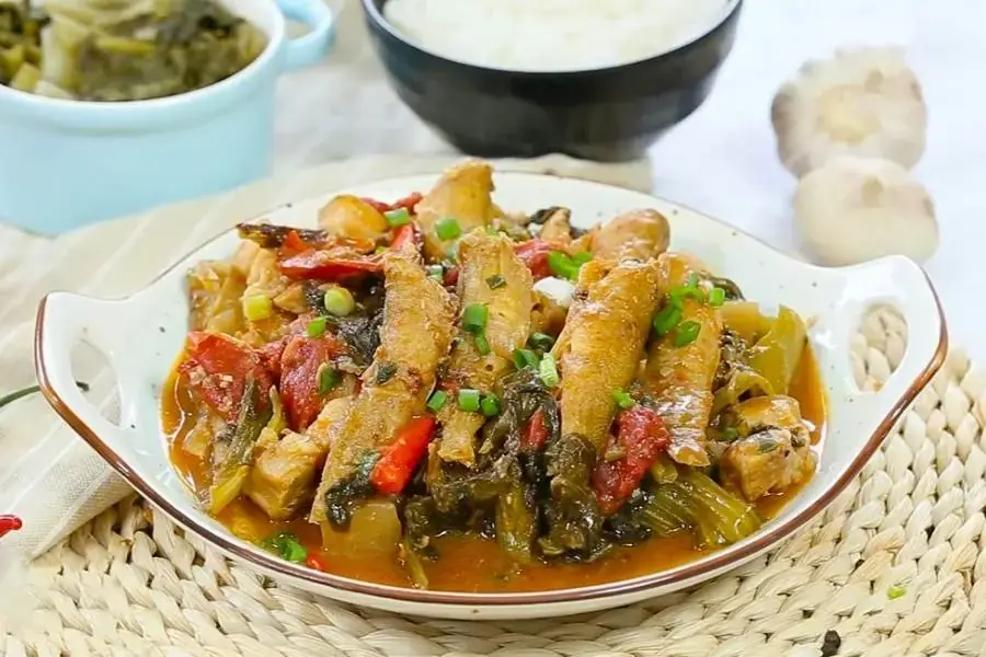 Món cá trích kho thịt ba chỉ đậm đà và hấp dẫn