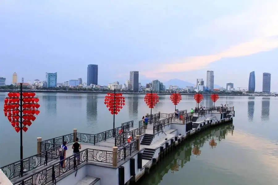 Cầu Tình Yêu bên sông Hàn là điểm check in thú vị dành cho các cặp đôi