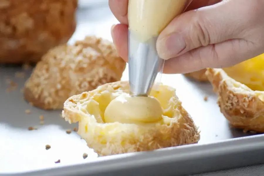 Cho nhân vào bánh su kem và thưởng thức.