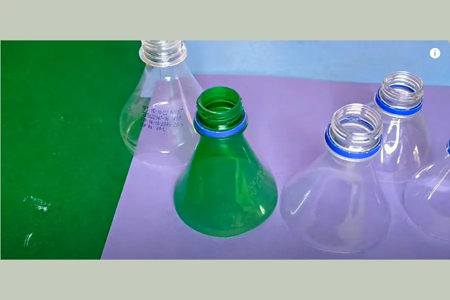 Cắt lấy phần đầu chai theo thứ tự từ lớn đến nhỏ