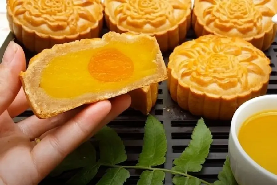 Bánh Trung Thu nhân đậu xanh với vị ngọt thanh, mềm mịn và béo bùi.