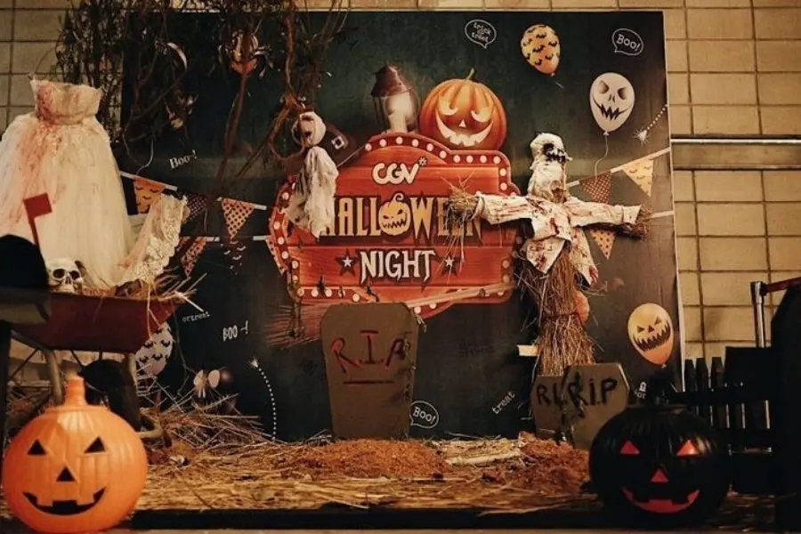 Thưởng thức các phim bom tấn và ngắm nhìn các rạp phim trang trí Halloween trong dịp đặc biệt này.