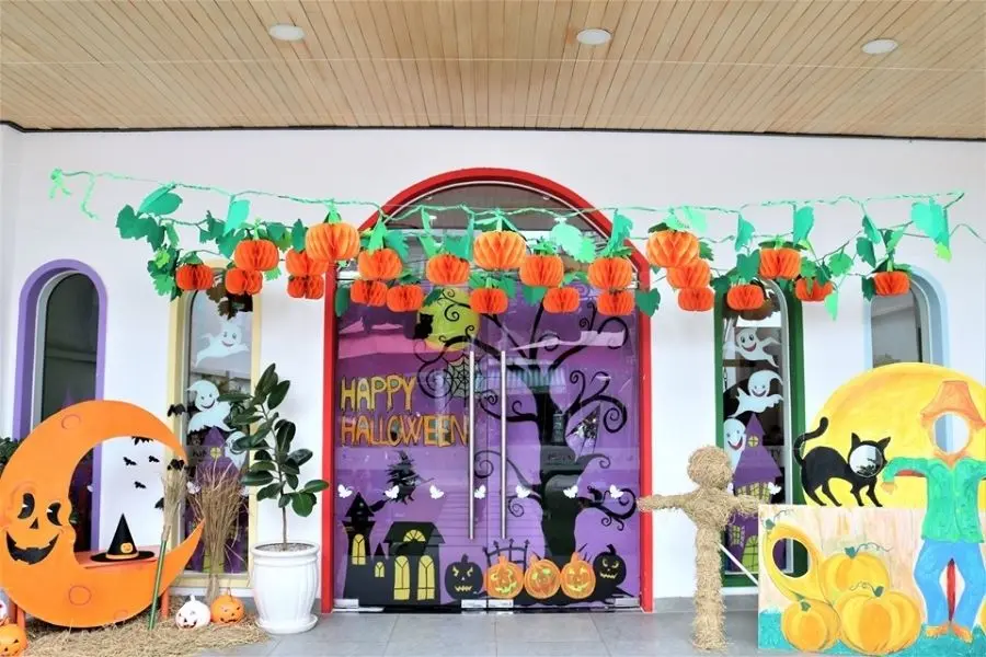 Gợi ý mẫu trang trí cửa kính ngoài quán cafe với decal và mô hình trang trại.