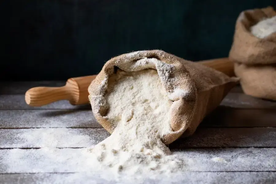 Bột mì được đổ lên bề mặt đầu vòi và chờ khoảng 10 phút