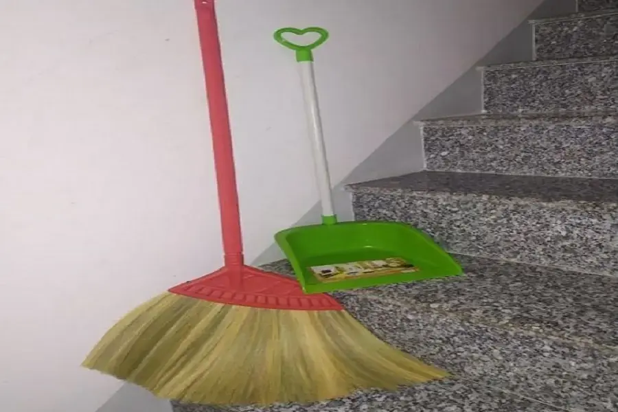 Cần phải lưu ý khi quét dọn cầu thang để tránh hít phải bụi (nguồn: shopee.vn)