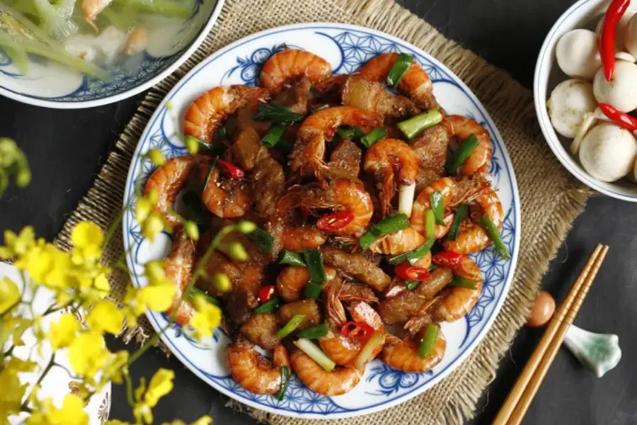 Tôm rang thịt ba chỉ đưa cơm ngày hè
