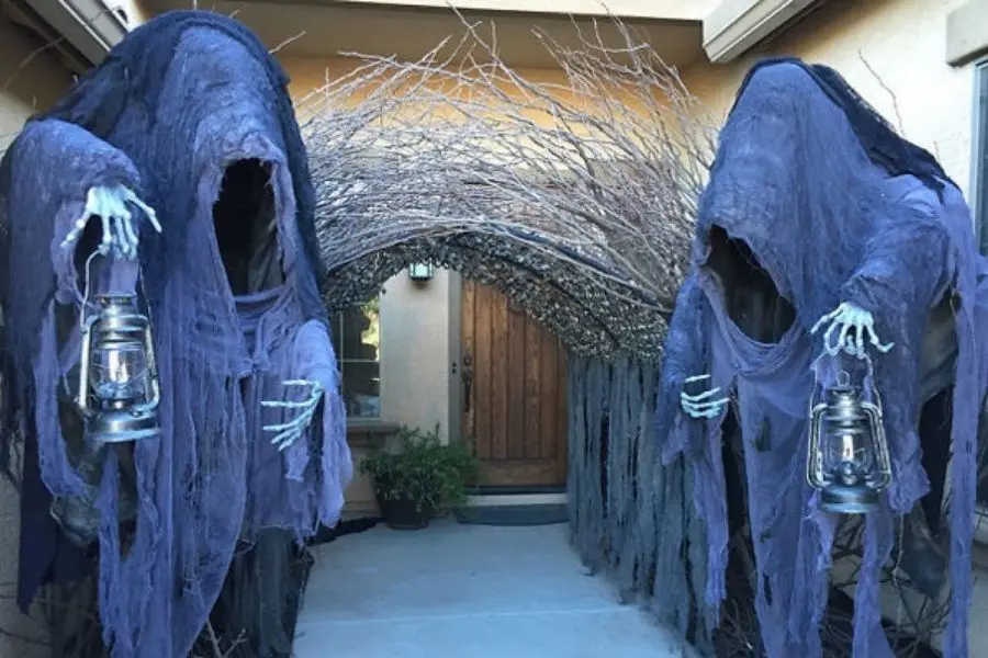 Mô hình nhân vật ác ma được lấy cảm hứng để trang trí Halloween cho quán cafe.