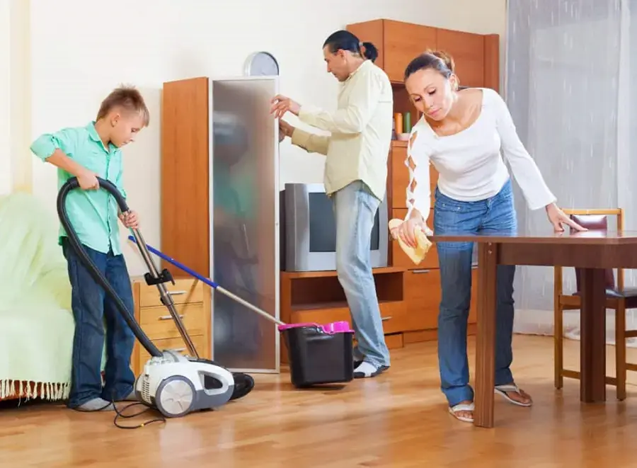 Dọn dẹp nhà cửa sạch sẽ giúp ngăn chặn thằn lằn quay trở lại nhà bạn (Hình ảnh: Simplymaid)