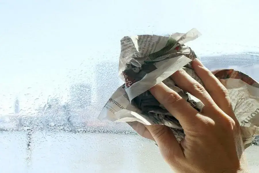 Cách lau sạch kính bằng giấy báo là cách được rất nhiều người áp dụng (nguồn: vesinhhc.vn)