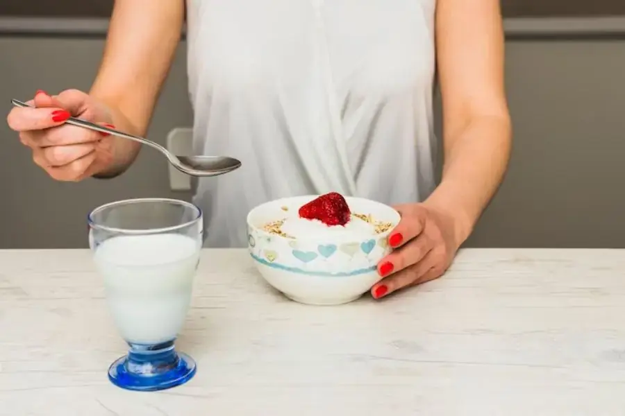Sữa chua ăn cùng granola là bữa sáng tuyệt vời để “độ” lại vóc dáng
