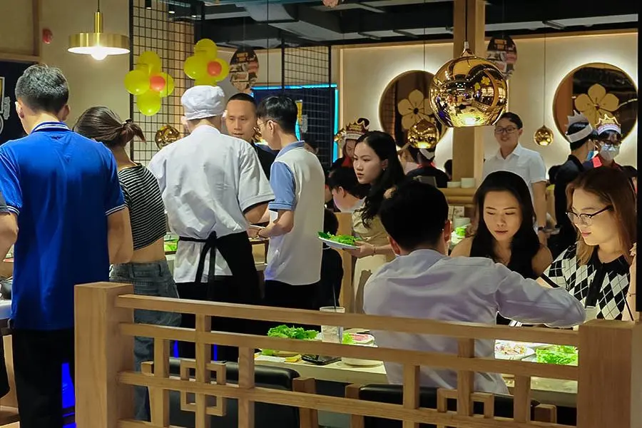 King BBQ thu hút khách nhờ cảnh trí quán cổ điển và thực đơn đa dạng.