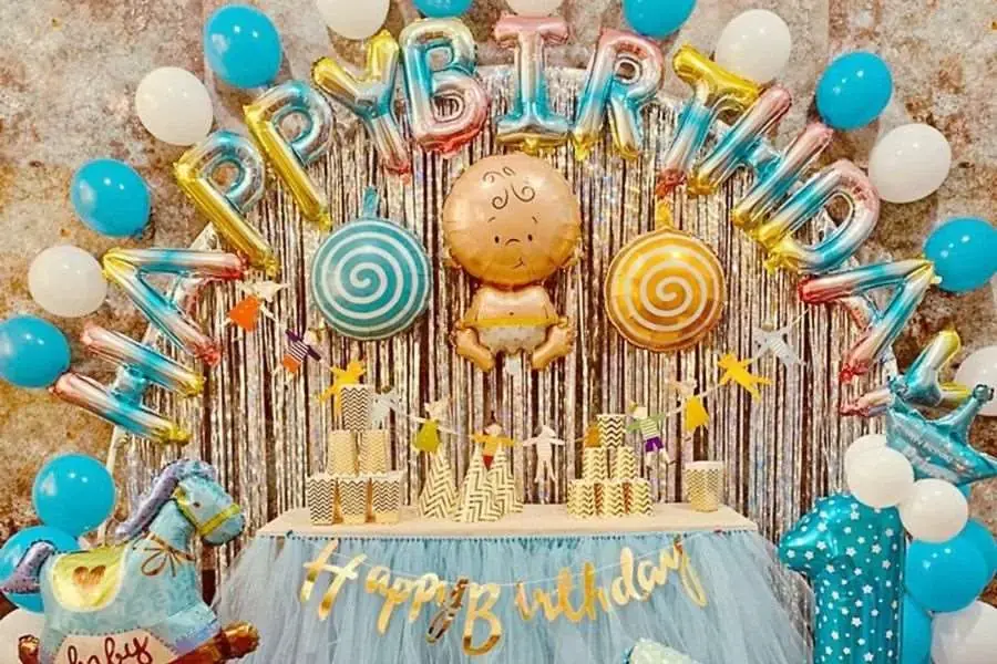 Mẫu trang trí thôi nôi bé trai với bóng bay chữ “Happy Birthday”