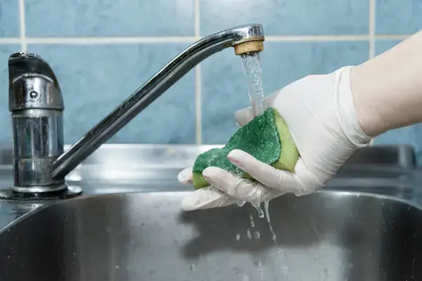 Nên rửa sạch nhiều lần sau khi ngâm chất tẩy (ảnh: tiepthithegioi)