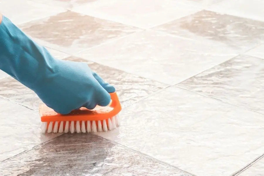 Tẩy vết ố trên ron gạch và sàn nhà vệ sinh