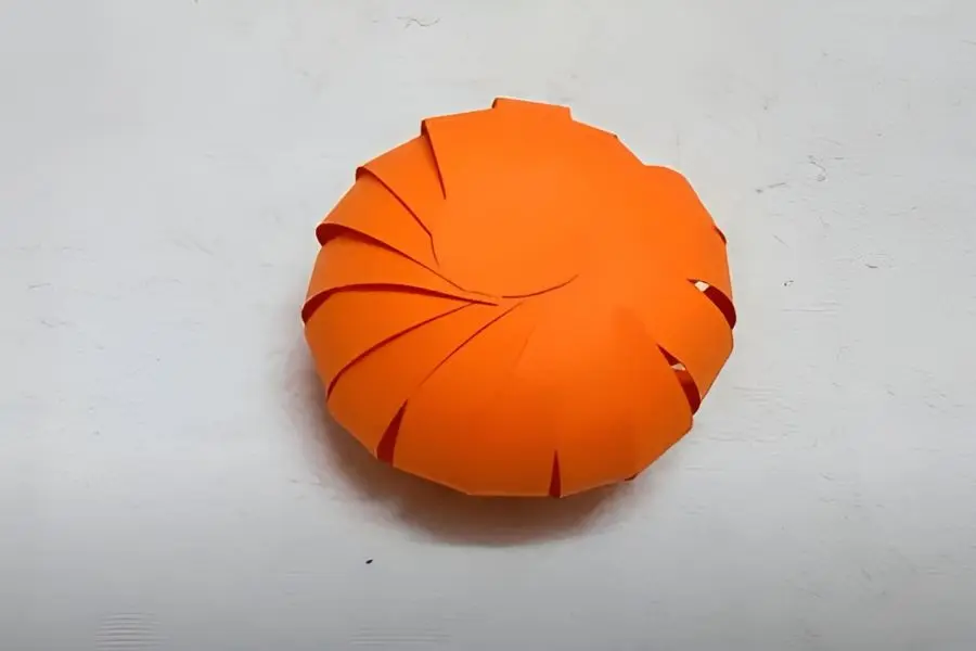 Dùng một hình tròn để che các điểm nối lại để quả bí trông thẩm mỹ hơn.