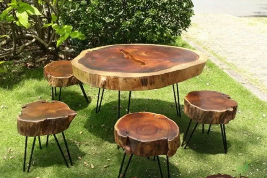 Phơi bàn gỗ dưới ánh nắng mặt trời