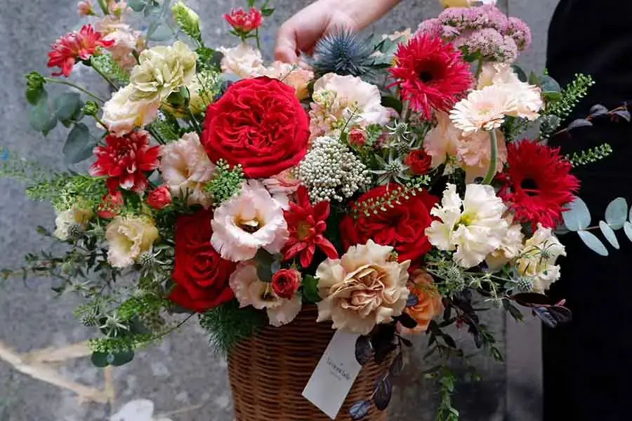 Giỏ hoa xum xuê nhưng không bị lộn xộn.
