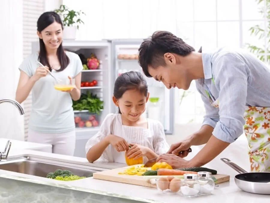 Chia sẻ việc nhà cùng con, tại sao không?