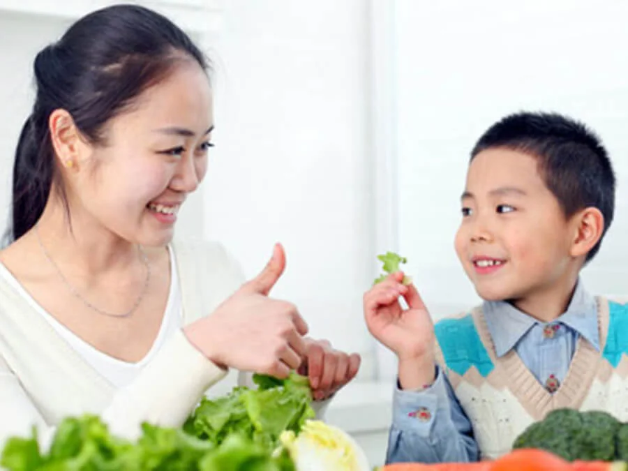 Đừng để người giúp việc “làm mẹ” thay bạn