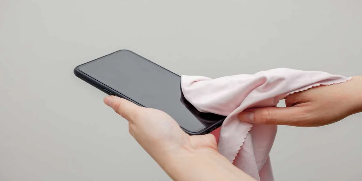 4 Cách vệ sinh màn hình điện thoại đơn giản, dễ dàng